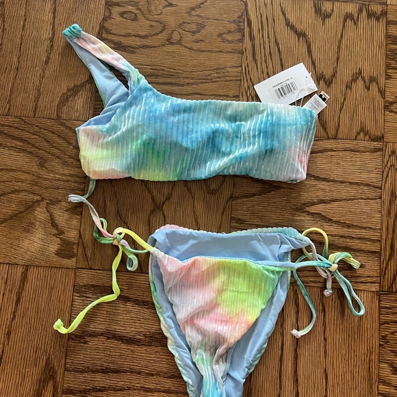 Dippin’ Daisy’s bikini - Picture 1 of 3